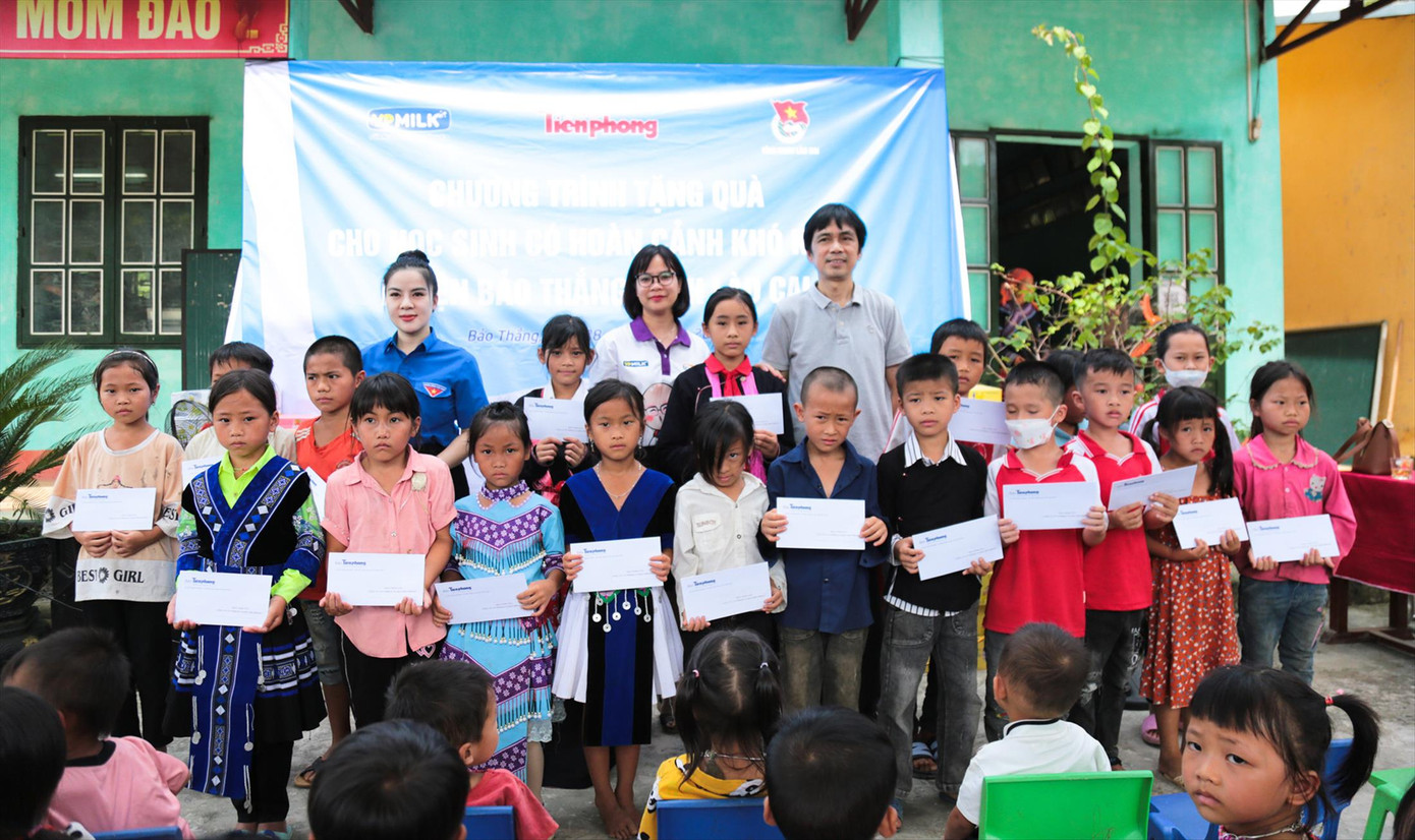 Trao quà từ thiện cho trẻ em có hoàn cảnh khó khăn tại huyện Bảo Thắng, Lào Cai