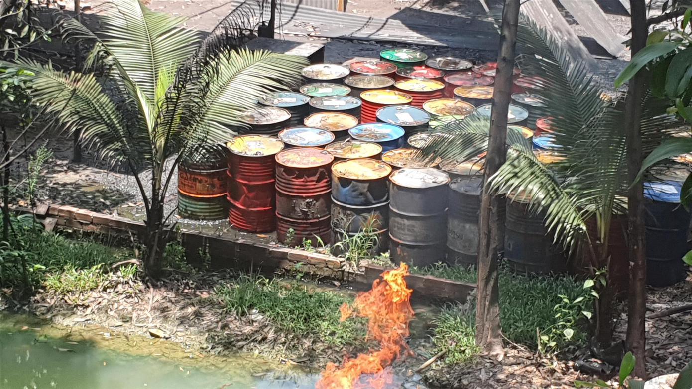 Thùng phuy chứa nhớt thải tại cơ sở tái chế nhớt thải của ông Trần Văn Tài tại xã Cây Gáo (Trảng Bom)