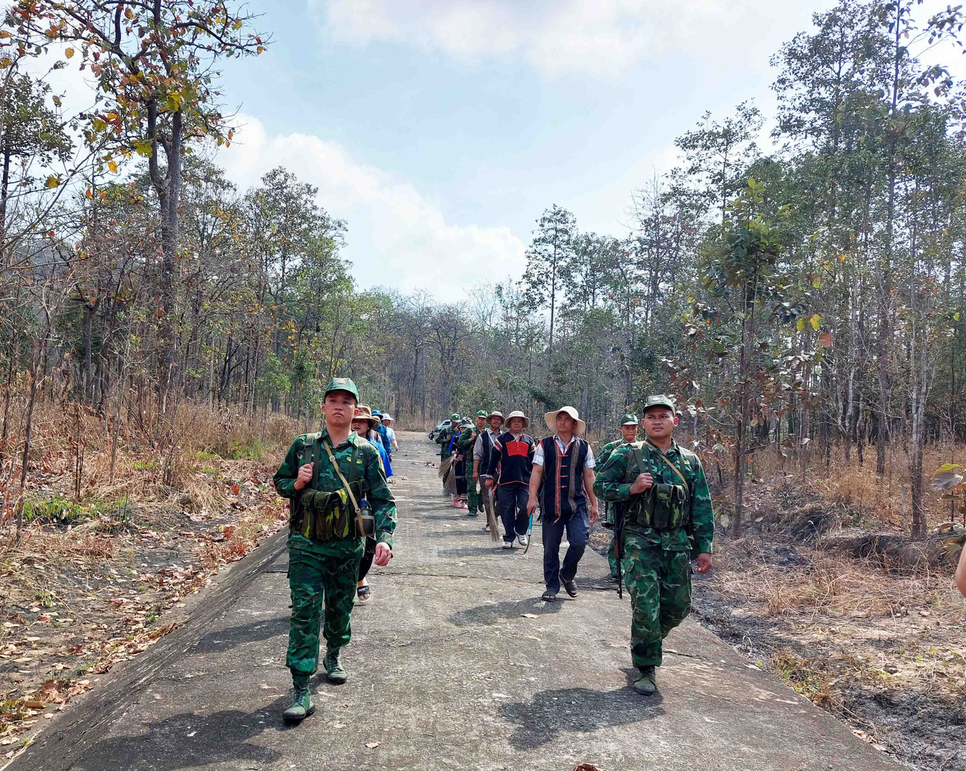 Người dân, đoàn thanh niên cùng bộ đội biên phòng tham gia tuần tra đường biên