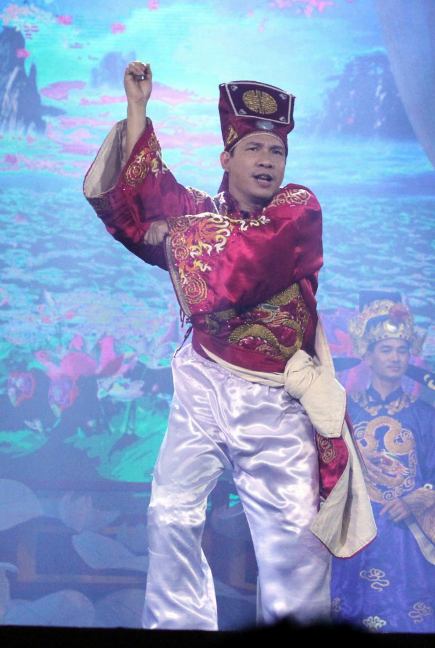 Táo kinh tế (NSƯT Quang Thắng đóng) nhảy điệu “hoang mang style”, mô phỏng điệu nhảy ngựa khuynh đảo thế giới của Psy Táo kinh tế (NSƯT Quang Thắng đóng) nhảy điệu “hoang mang style”, mô phỏng điệu nhảy ngựa khuynh đảo thế giới của Psy