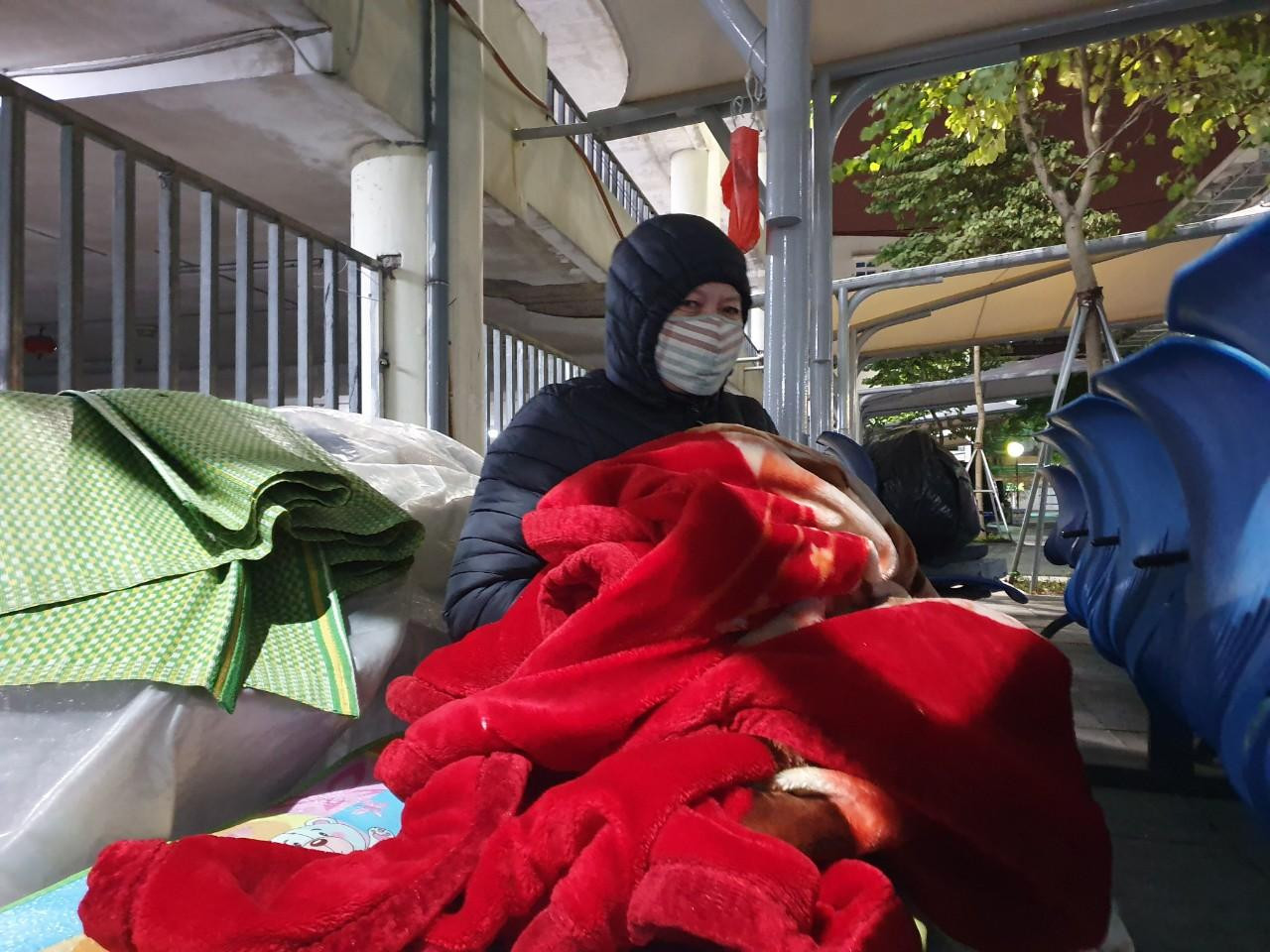 Anh Huy (Hưng Yên) ngủ tạm dưới mái hiên nhà xe để ngóng tin người nhà