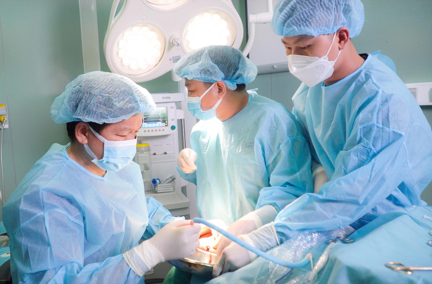 Các bác sĩ Bệnh viện JW đang xử lý cho một trường hợp bị tai biến khi làm đẹp tại cơ sở thẩm mỹ “chui”. Ảnh: Vân Sơn.