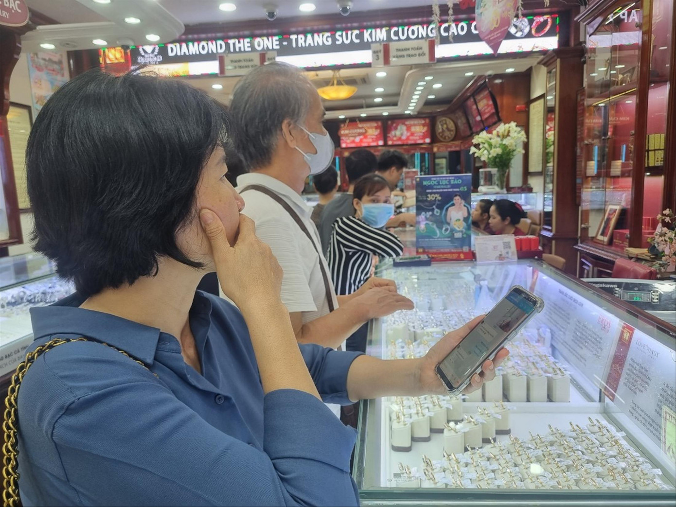 Ngày 13/5, một cửa hàng vàng trên phố Trần Nhân Tông (ở quận Hai Bà Trưng, Hà Nội) chỉ mua bán vàng đến 10h30. Ảnh: Ngọc Mai.