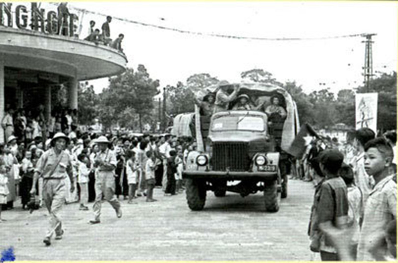 Trung đoàn Thủ đô đi qua Bờ Hồ sáng 10/10/1954 ảnh: Ông Thân Trọng Ninh