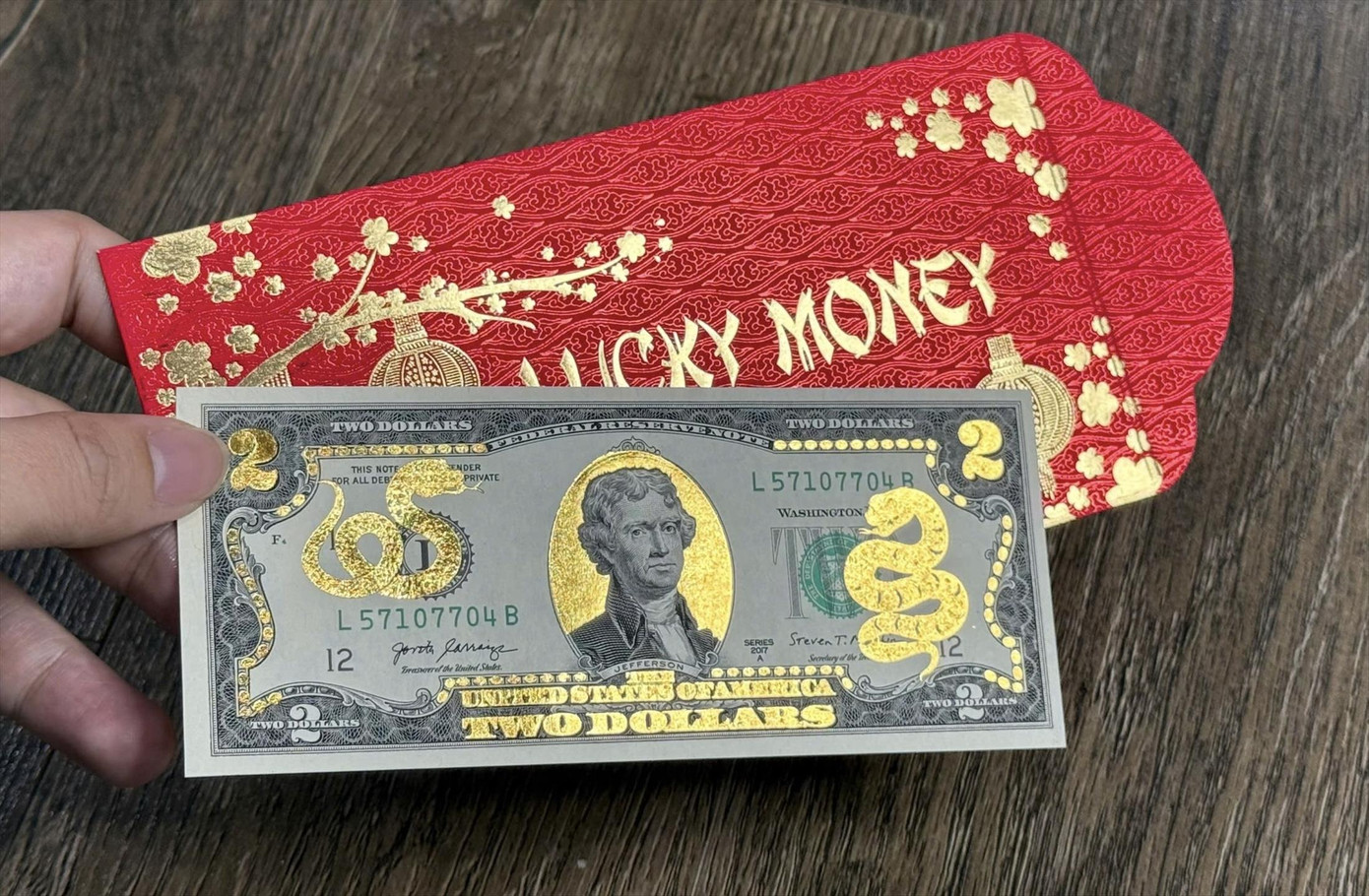 Tiền lưu niệm 2 USD rắn mạ vàng đang nóng trên thị trường.