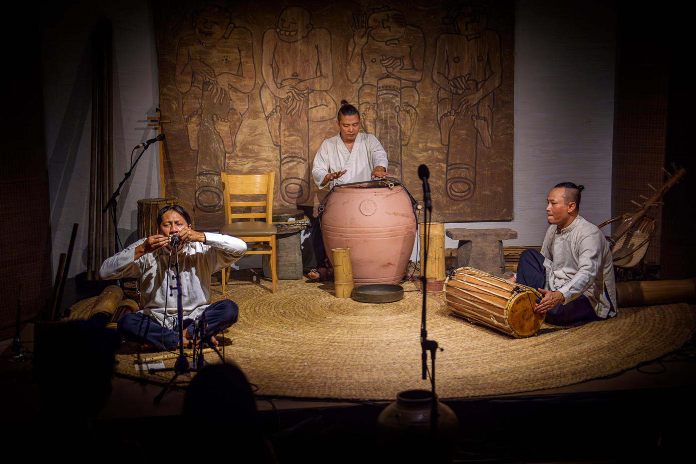 Một tiết mục sử dụng đàn môi, trống chum và trống ghi-năng