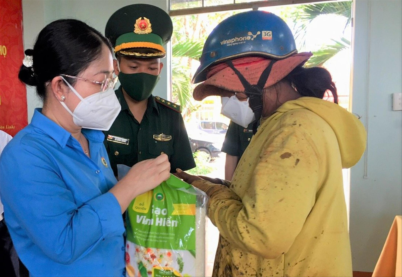 Liên đoàn lao động Bình Dương hỗ trợ công nhân có hoàn cảnh khó khăn trên địa bàn ảnh: H.C