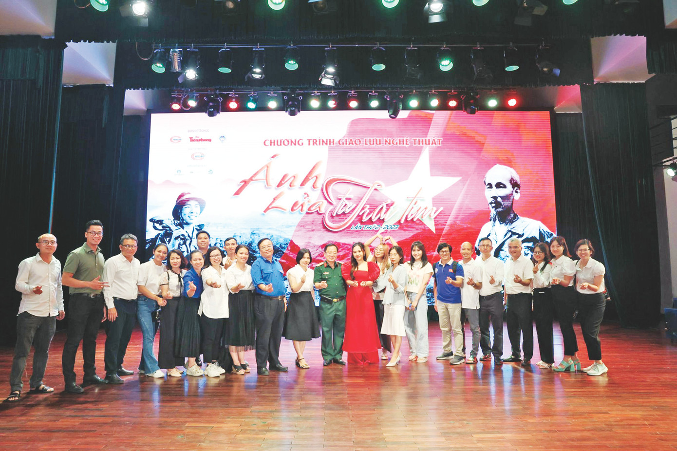 Những người tham gia thực hiện chương trình Ánh lửa từ trái tim 2