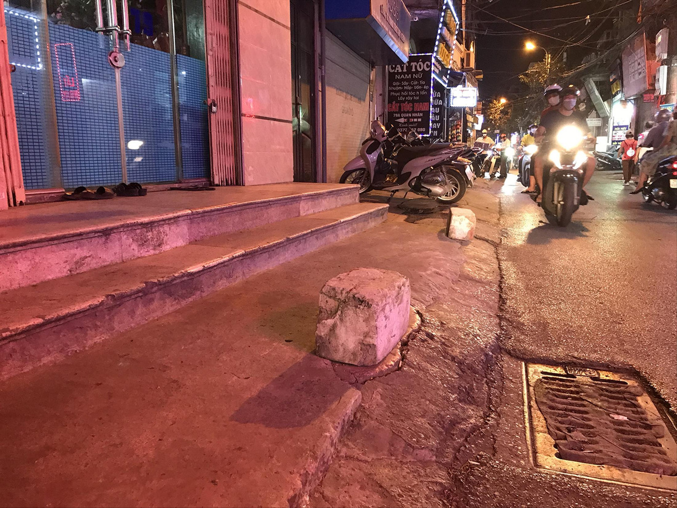 Cục bê tông trên vỉa hè phố Quan Nhân Ảnh: Trường Phong Cục bê tông trên vỉa hè phố Quan Nhân Ảnh: Trường Phong