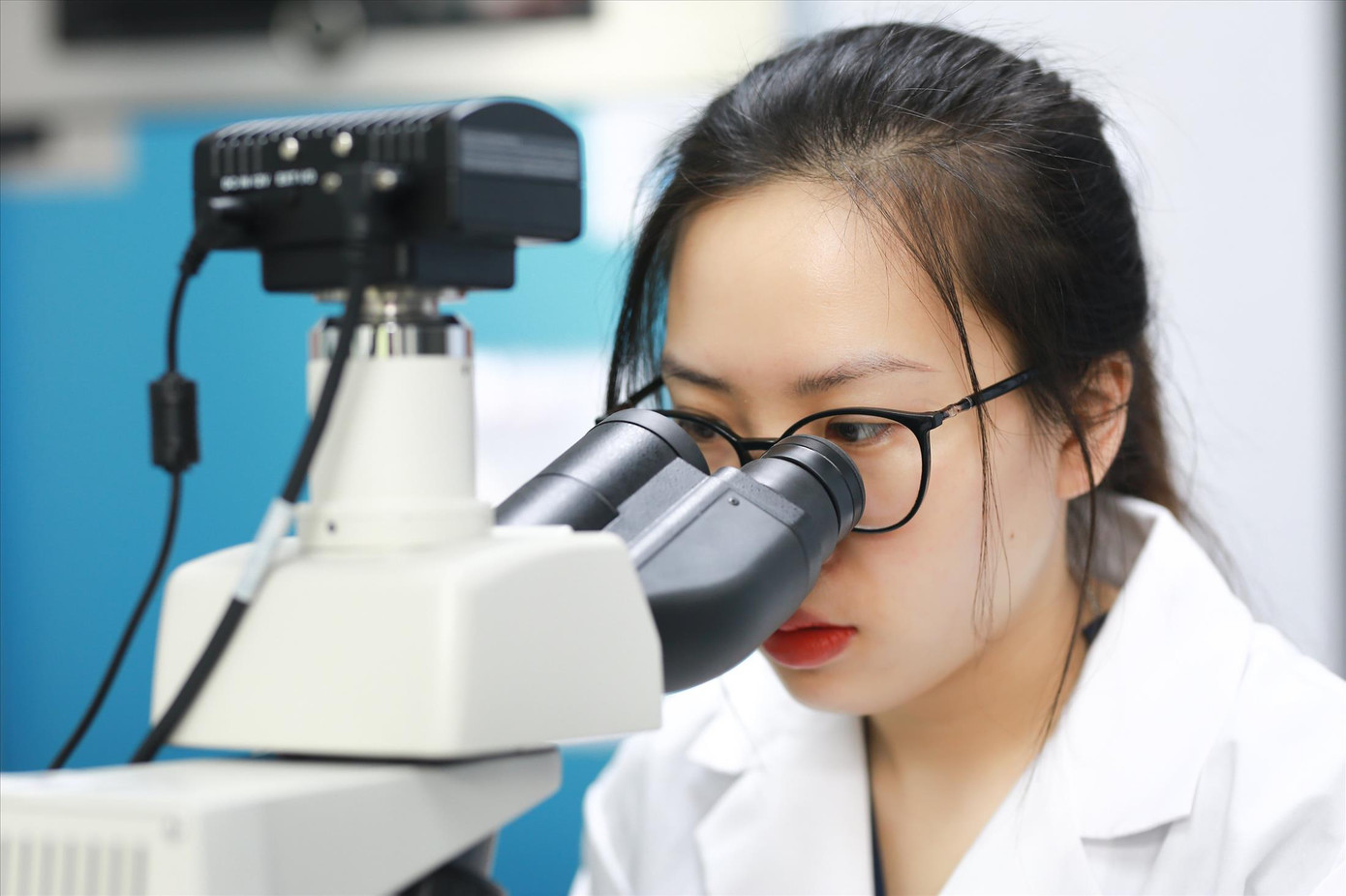 Bạn Lưu Thị Quỳnh Trang (sinh viên khoa Công nghệ Nông nghiệp, Trường ĐH Công nghệ) coi phòng nghiên cứu như ngôi nhà thứ 2 của mình. Ảnh: Châu Linh Bạn Lưu Thị Quỳnh Trang (sinh viên khoa Công nghệ Nông nghiệp, Trường ĐH Công nghệ) coi phòng nghiên cứu như ngôi nhà thứ 2 của mình. Ảnh: Châu Linh