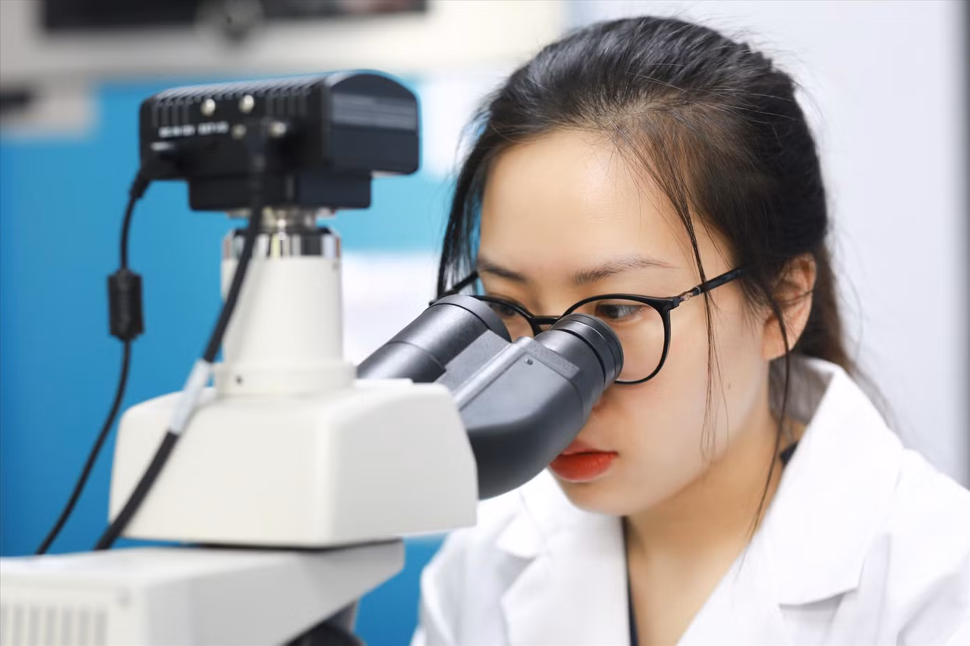 Bạn Lưu Thị Quỳnh Trang (sinh viên khoa Công nghệ Nông nghiệp, Trường ĐH Công nghệ) coi phòng nghiên cứu như ngôi nhà thứ 2 của mình. Ảnh: Châu Linh