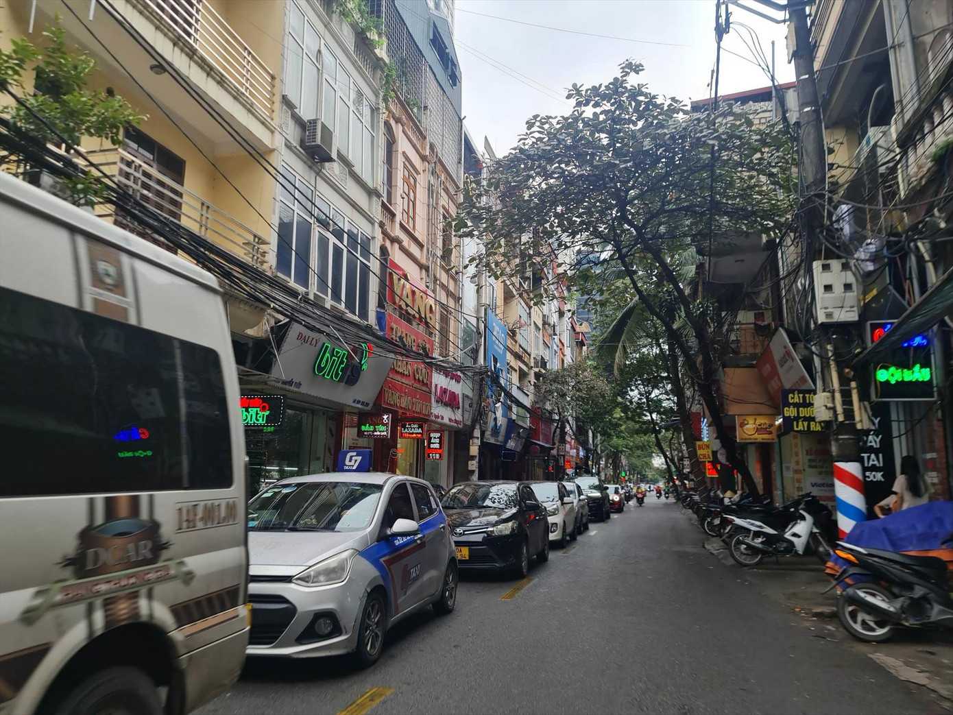 Phố Nguyễn Tuân ùn tắc cả vào buổi trưa Phố Nguyễn Tuân ùn tắc cả vào buổi trưa