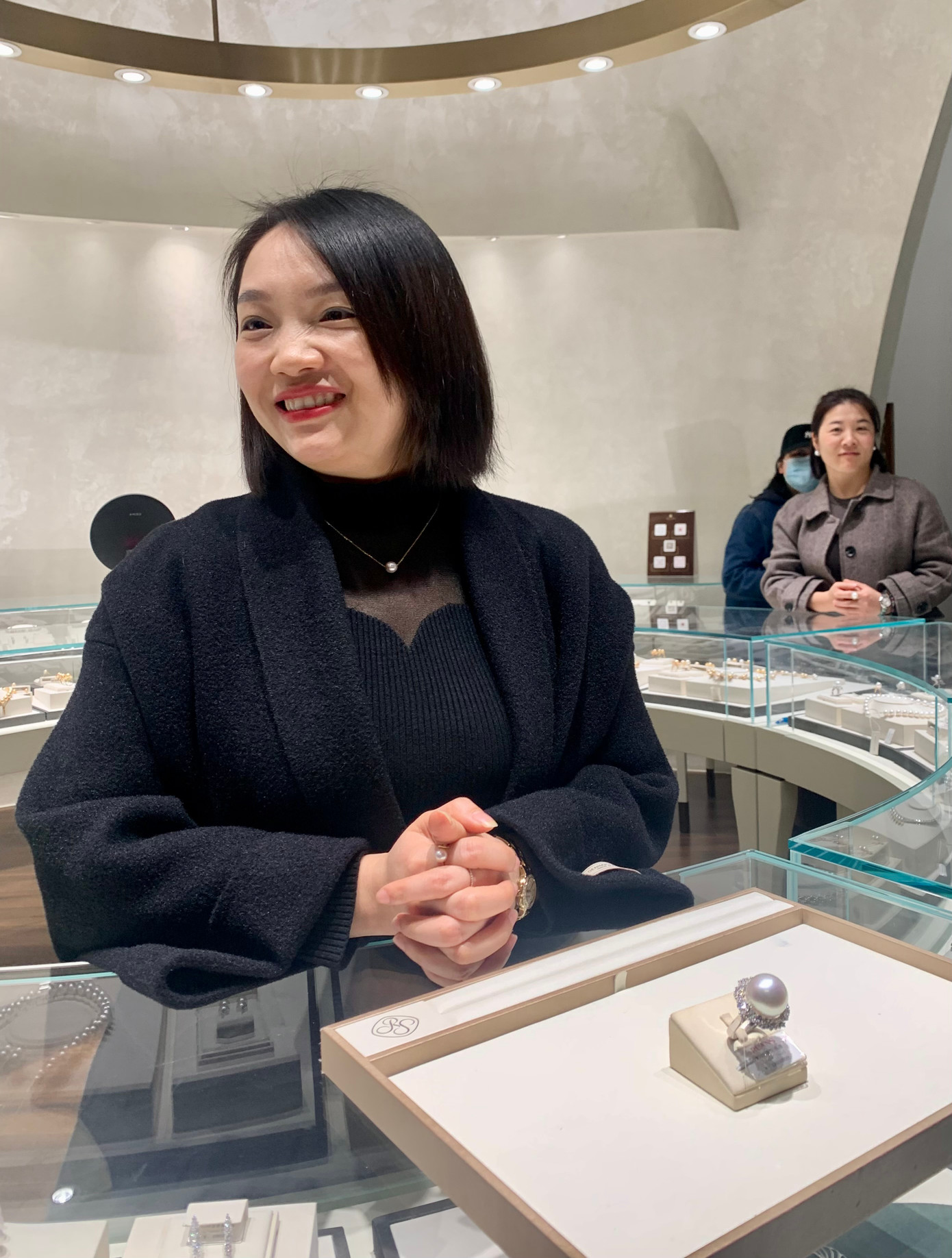 Viên ngọc trai nước ngọt “khủng” có giá hơn 4,2 tỷ đồng ở chợ ngọc trai Chư Kỵ Sơn Hạ Hồ, tỉnh Chiết Giang, Trung Quốc. (Ảnh: Linh Nhi)