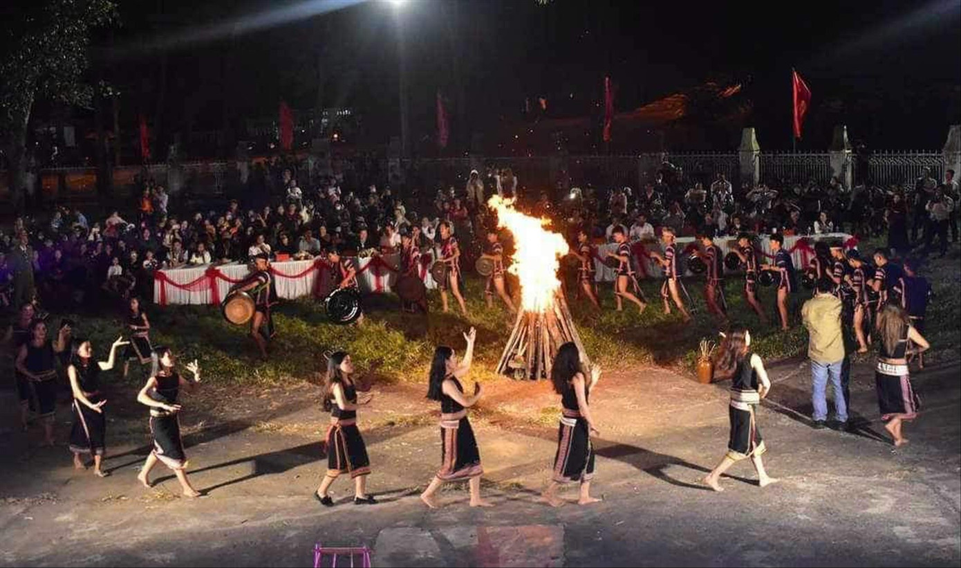 Khoảng 800 nghệ nhân, diễn viên, vận động viên quần chúng đến từ 5 tỉnh Tây Nguyên trình diễn