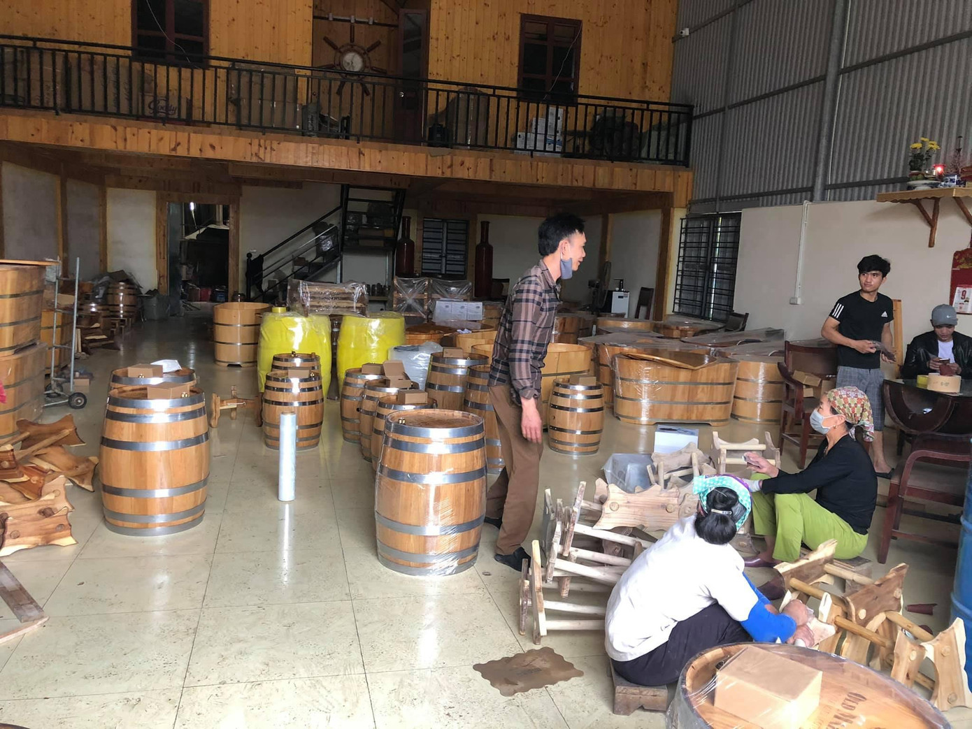 Làm thùng rượu gỗ sồi là nghề mới ở Đọi Tam, đem lại thu nhập ổn định cho nhiều người Làm thùng rượu gỗ sồi là nghề mới ở Đọi Tam, đem lại thu nhập ổn định cho nhiều người