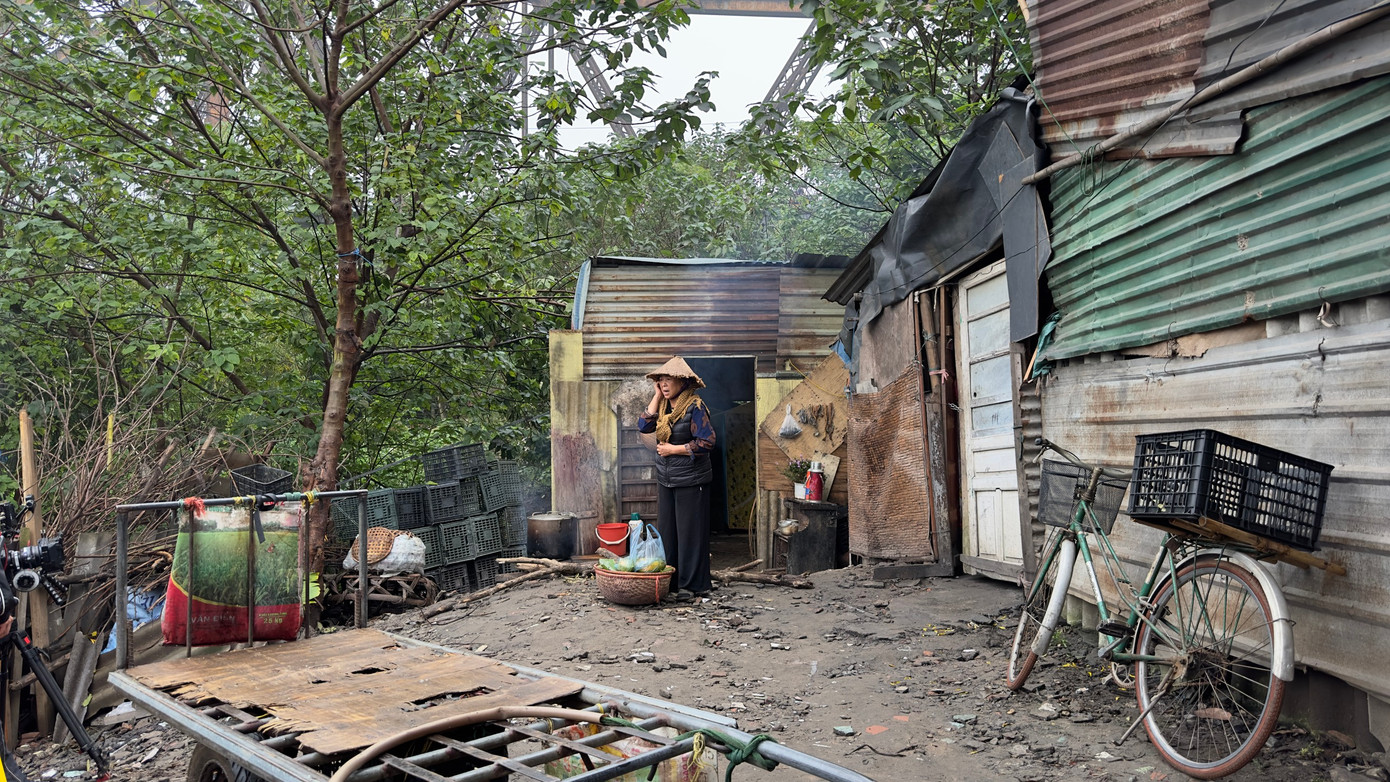 Ngôi nhà của mẹ con Luyến- bà Tình, một bối cảnh được đoàn phim dựng mới hoàn toàn trên bãi rác sau khu chợ Long Biên (ảnh lớn). Đạo diễn Lý Hải chi hàng chục tỷ để phục dựng làng nghề dệt chiếu phục vụ bối cảnh của phim Lật mặt 6: Tấm vé định mệnh”.