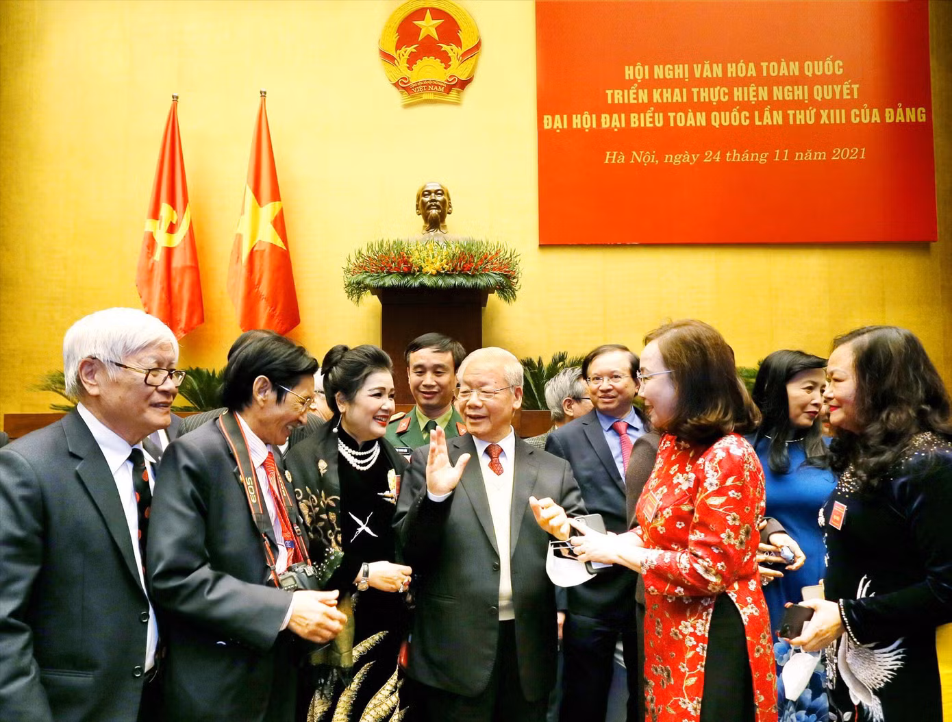 Tổng Bí thư Nguyễn Phú Trọng luôn quan tâm đến đời sống văn nghệ sĩ. Tổng Bí thư Nguyễn Phú Trọng luôn quan tâm đến đời sống văn nghệ sĩ.