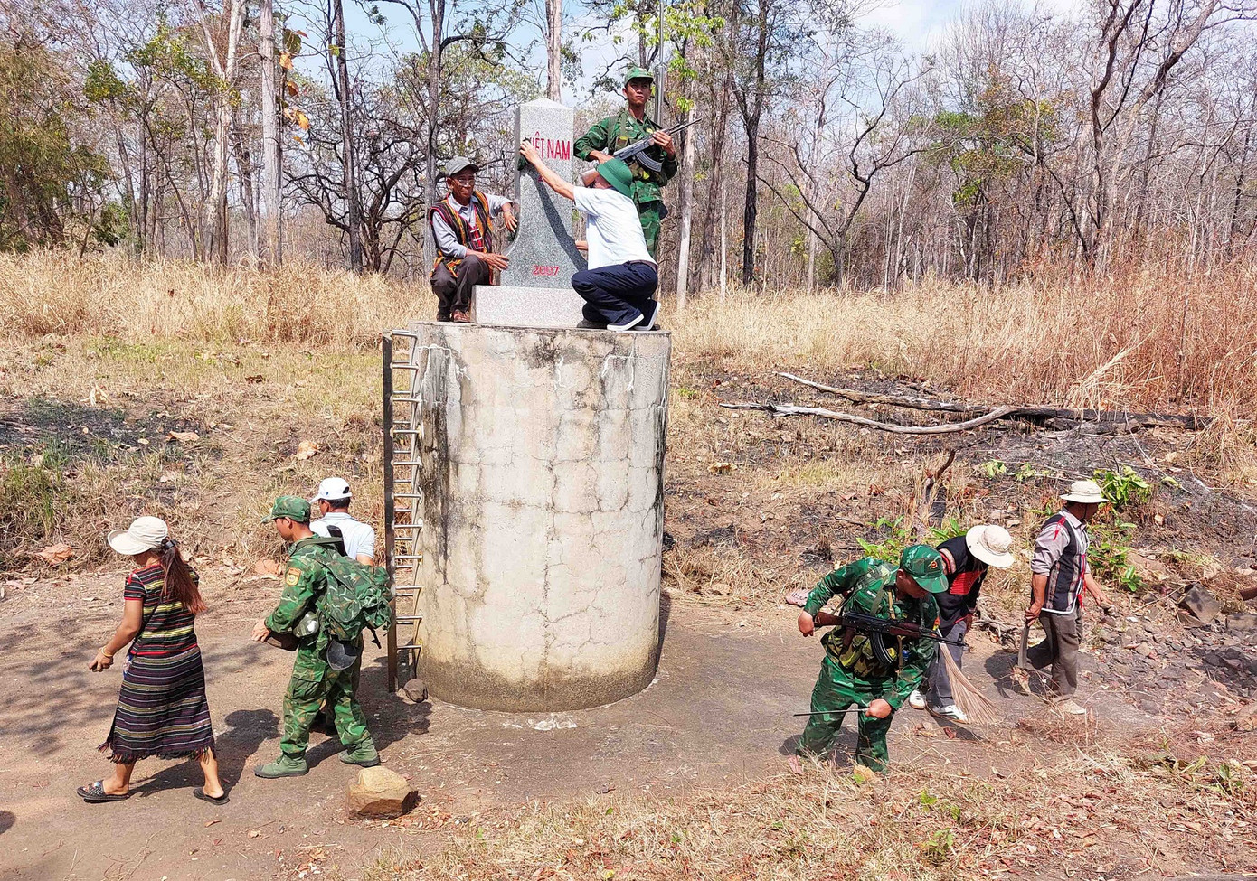 Tổ tuần tra dọn vệ sinh nơi cột mốc.