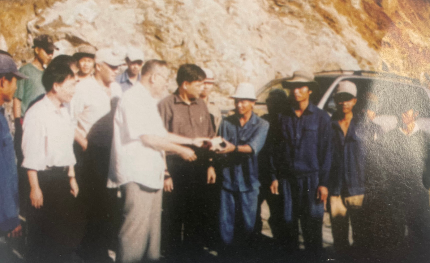 Trung tướng Đồng Sỹ Nguyên tặng quà một đơn vị xây dựng đường Hồ Chí Minh thời kỳ công nghiệp hóa, hiện đại hóa