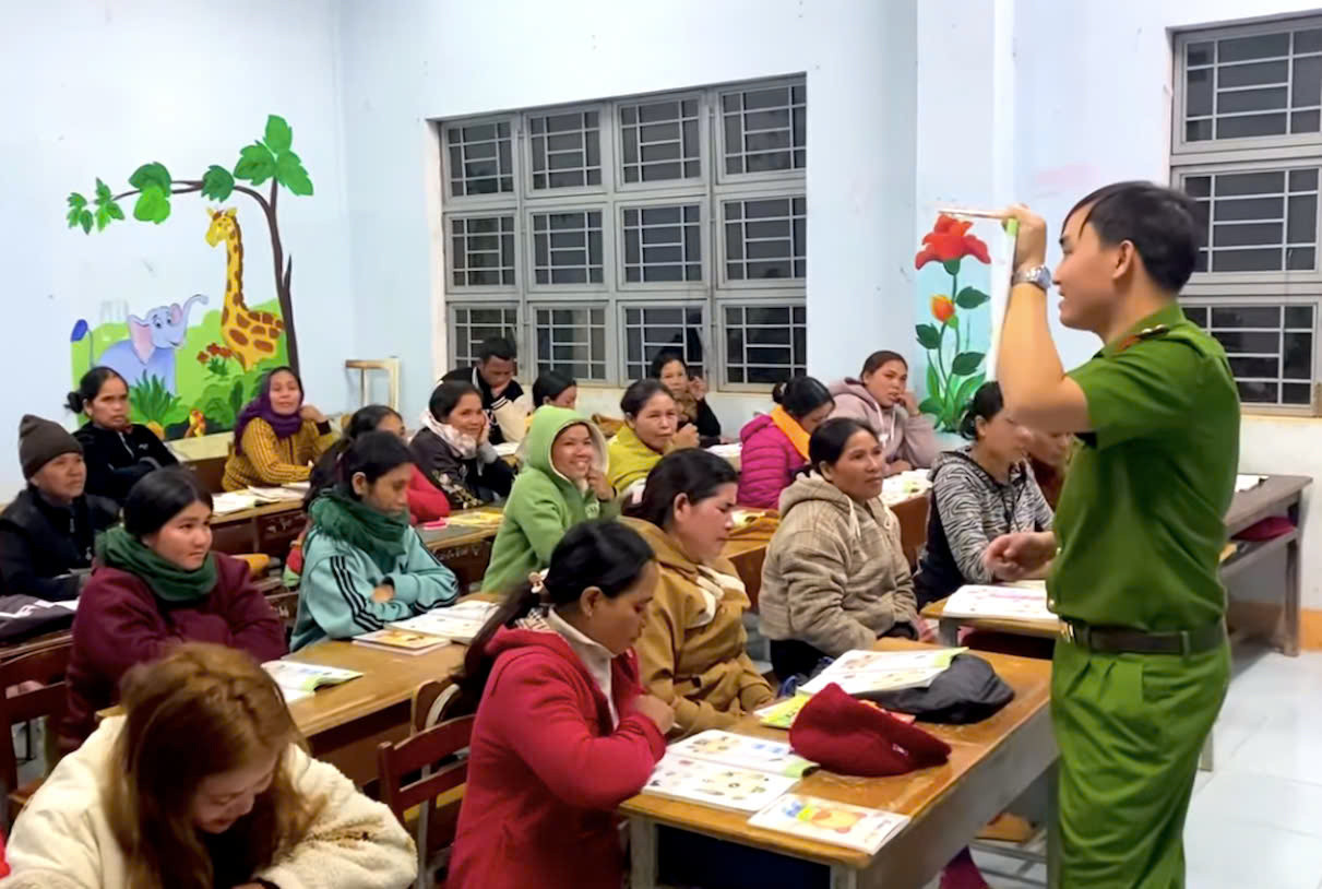 Trung úy Thành trong giờ lên lớp Trung úy Thành trong giờ lên lớp