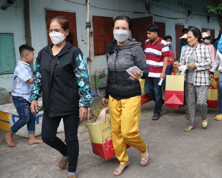 Công nhân ở trọ tại Bình Dương nhận quà Tết.