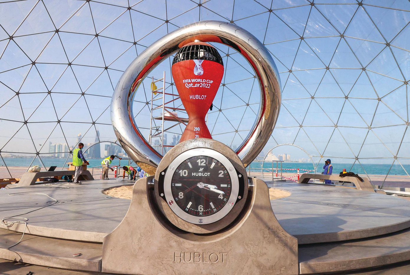 Chiếc đồng hồ đếm ngược đến ngày khai mạc World Cup 2022 ở Qatar. Ảnh: Getty Images