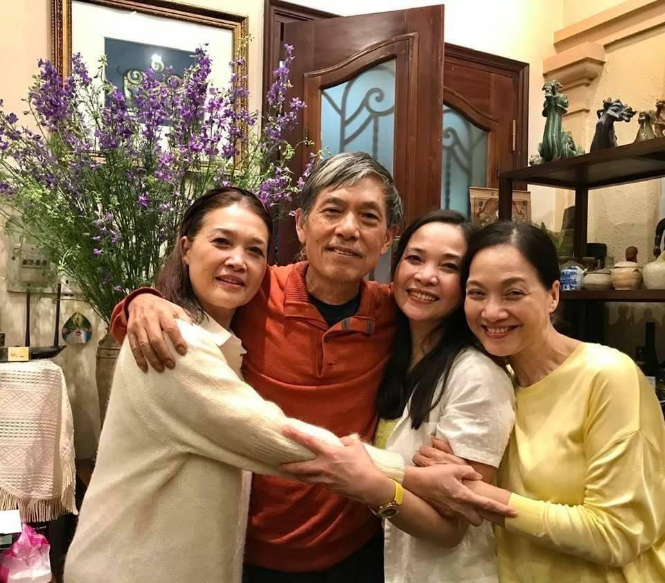 Đạo diễn Phạm Việt Thanh và ba chị em nổi tiếng nhà vợ: Lê Vân, Lê Vi, Lê Khanh Đạo diễn Phạm Việt Thanh và ba chị em nổi tiếng nhà vợ: Lê Vân, Lê Vi, Lê Khanh