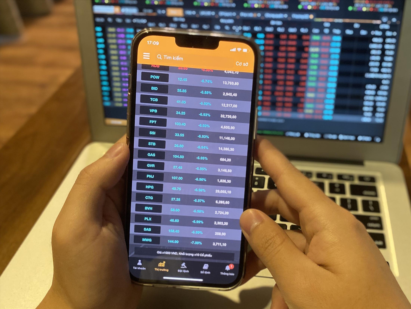 Cổ phiếu "nằm sàn" hàng loạt nhiều lần ám ảnh nhà đầu tư