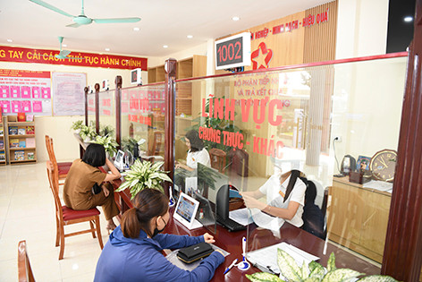 Hoạt động hành chính công bộ phận một cửa tại UBND thị trấn Tây Đằng, Ba Vì, Hà Nội Ảnh: Như Ý