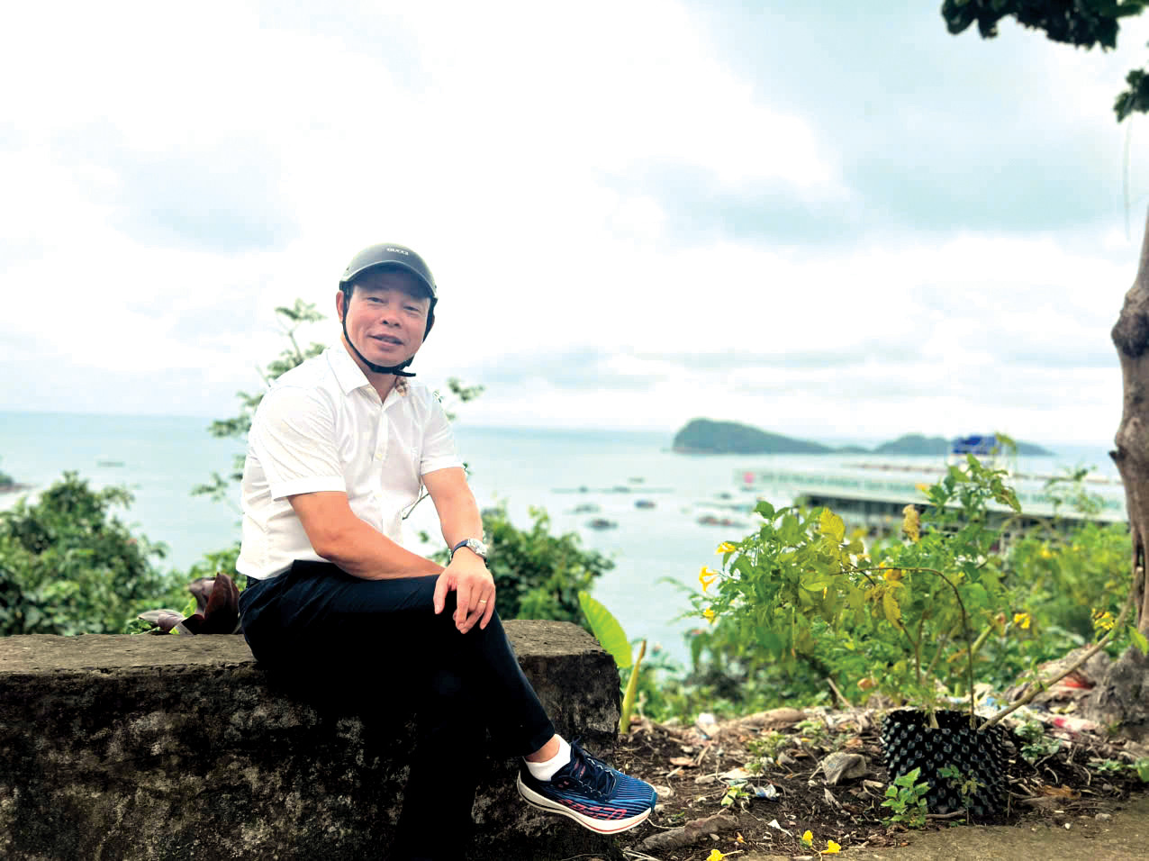 Tổng Biên tập Phùng Công Sưởng (phải) ở đảo Thổ Chu