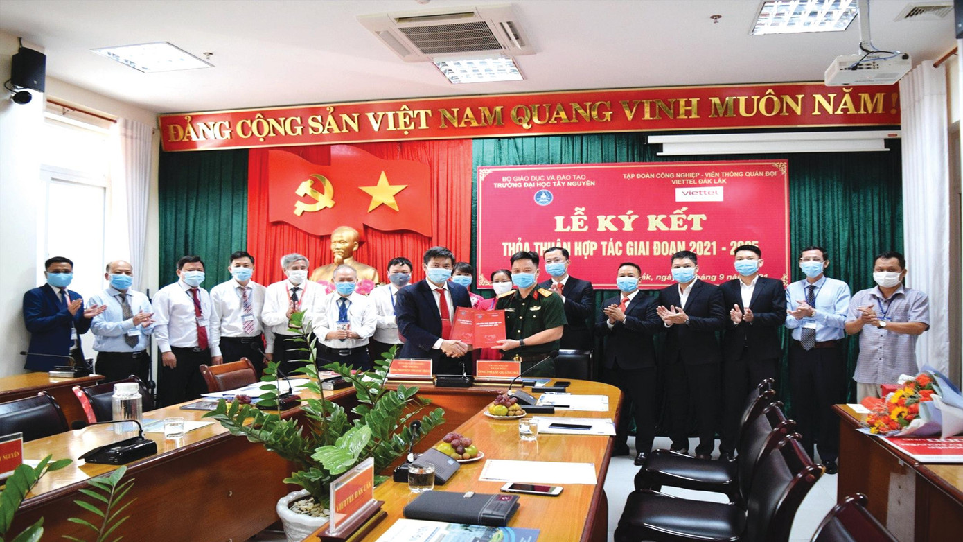 Lễ ký kết thỏa thuận hợp tác giữa Trường Đại học Tây Nguyên và Viettel Đắk Lắk