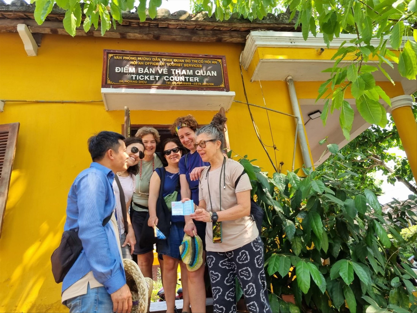 Du khách mua vé tham quan phố cổ Hội An Du khách mua vé tham quan phố cổ Hội An