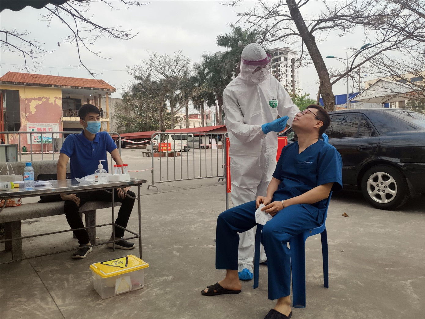 Tác giả Nhật ký COVID được xét nghiệm trước khi tác nghiệp tại Hải Dương, tháng 2 Ảnh: NVCC