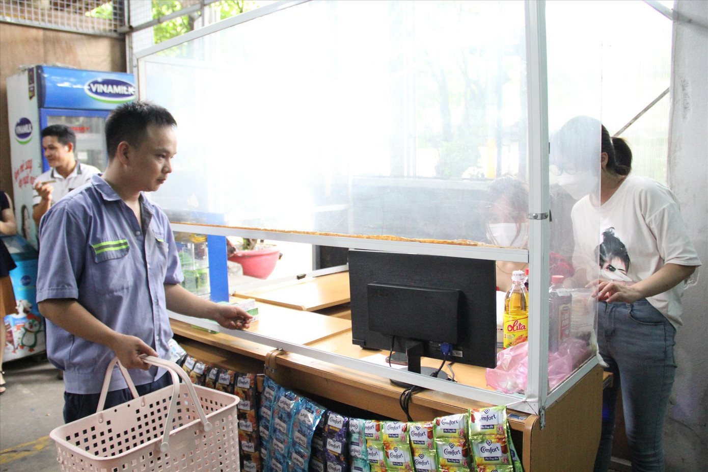 Siêu thị mini nằm trong khuôn viên Cty Tân Long giúp công nhân, người lao động vượt qua bão giá