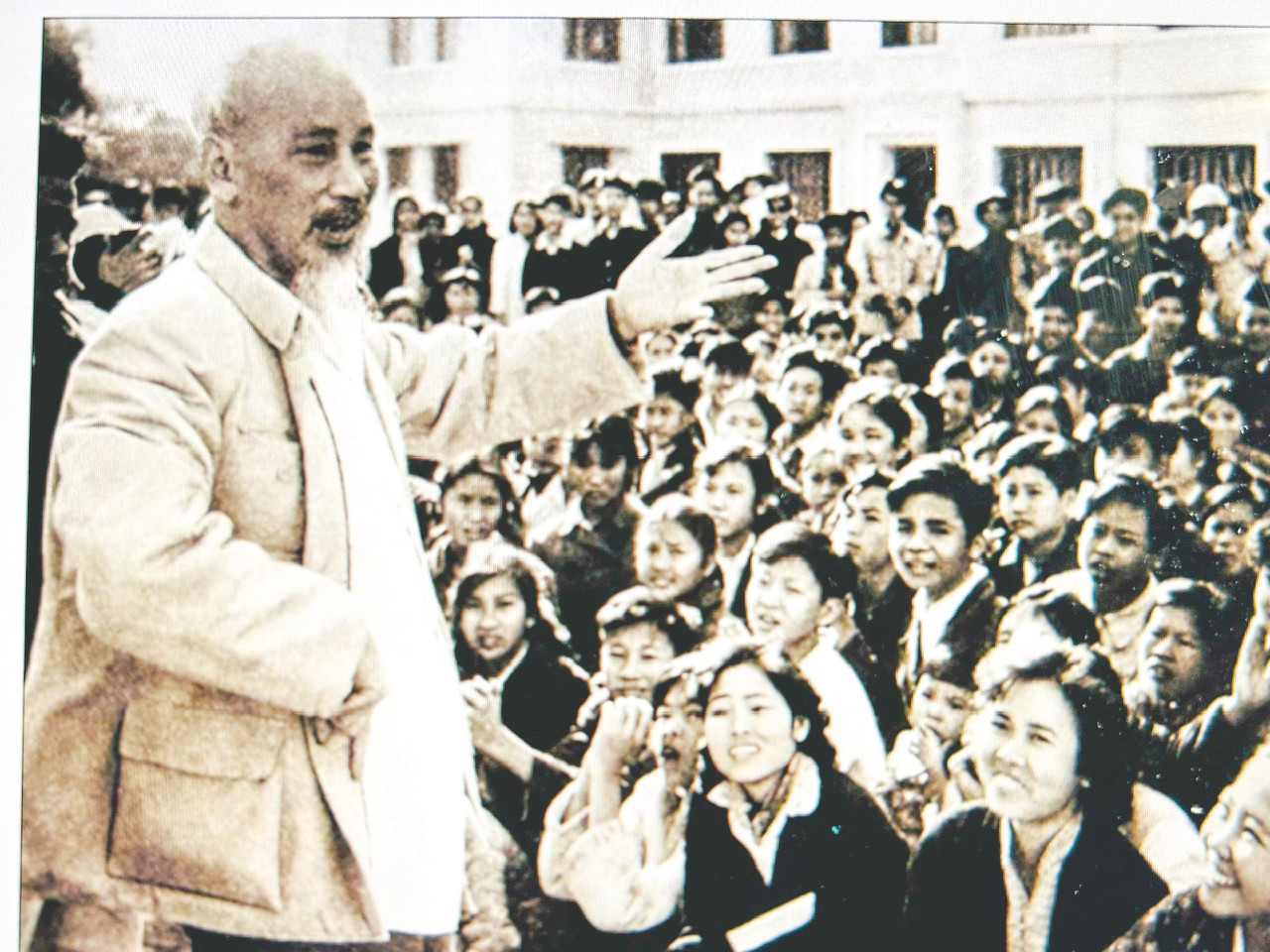 Bác Hồ với thầy trò một trường đại học những năm 60