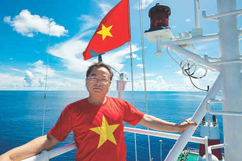 Tác giả và cờ trên biển Trường Sa. Ảnh: Nguyễn Đức Nguyên Tác giả và cờ trên biển Trường Sa. Ảnh: Nguyễn Đức Nguyên