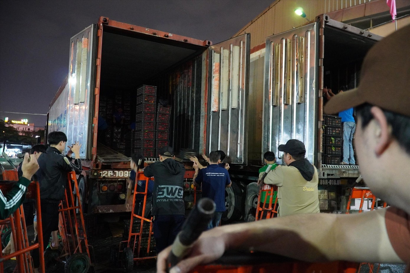 Công việc nhọc nhằn, trắng đêm nhưng có nguồn thu nhập ổn định. Ảnh: Thanh Hiền