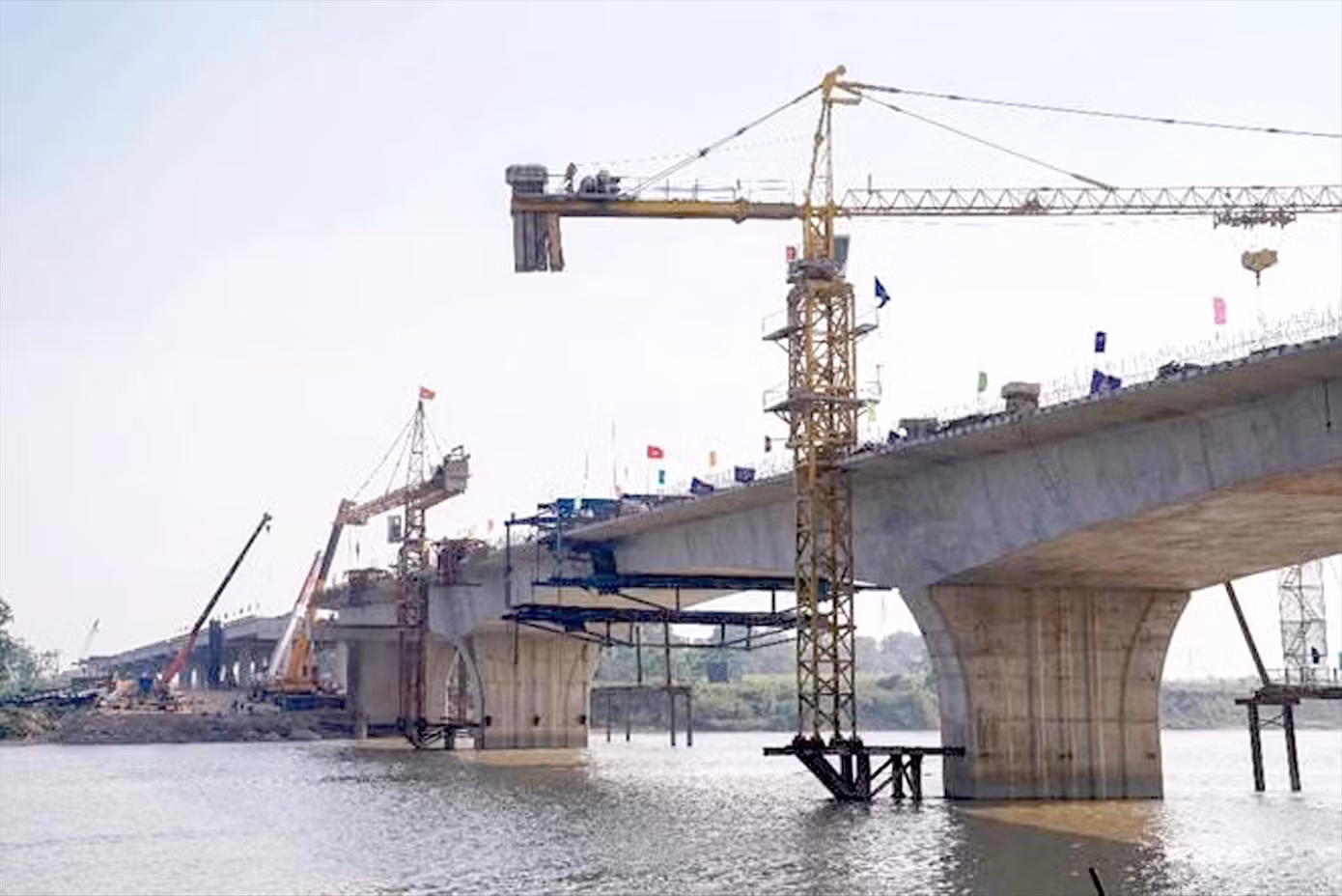 Thi công cầu Núi Đọ trên cao tốc Mai Sơn - Quốc lộ 45 dự kiến đưa vào khai thác cuối năm nay. Ảnh: H. Việt Thi công cầu Núi Đọ trên cao tốc Mai Sơn - Quốc lộ 45 dự kiến đưa vào khai thác cuối năm nay. Ảnh: H. Việt