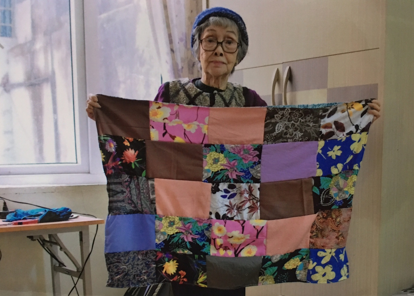 Những tấm chăn phối từ vải vụn do bà Mỹ tự may để dành tặng trẻ em nghèo. Những tấm chăn phối từ vải vụn do bà Mỹ tự may để dành tặng trẻ em nghèo.