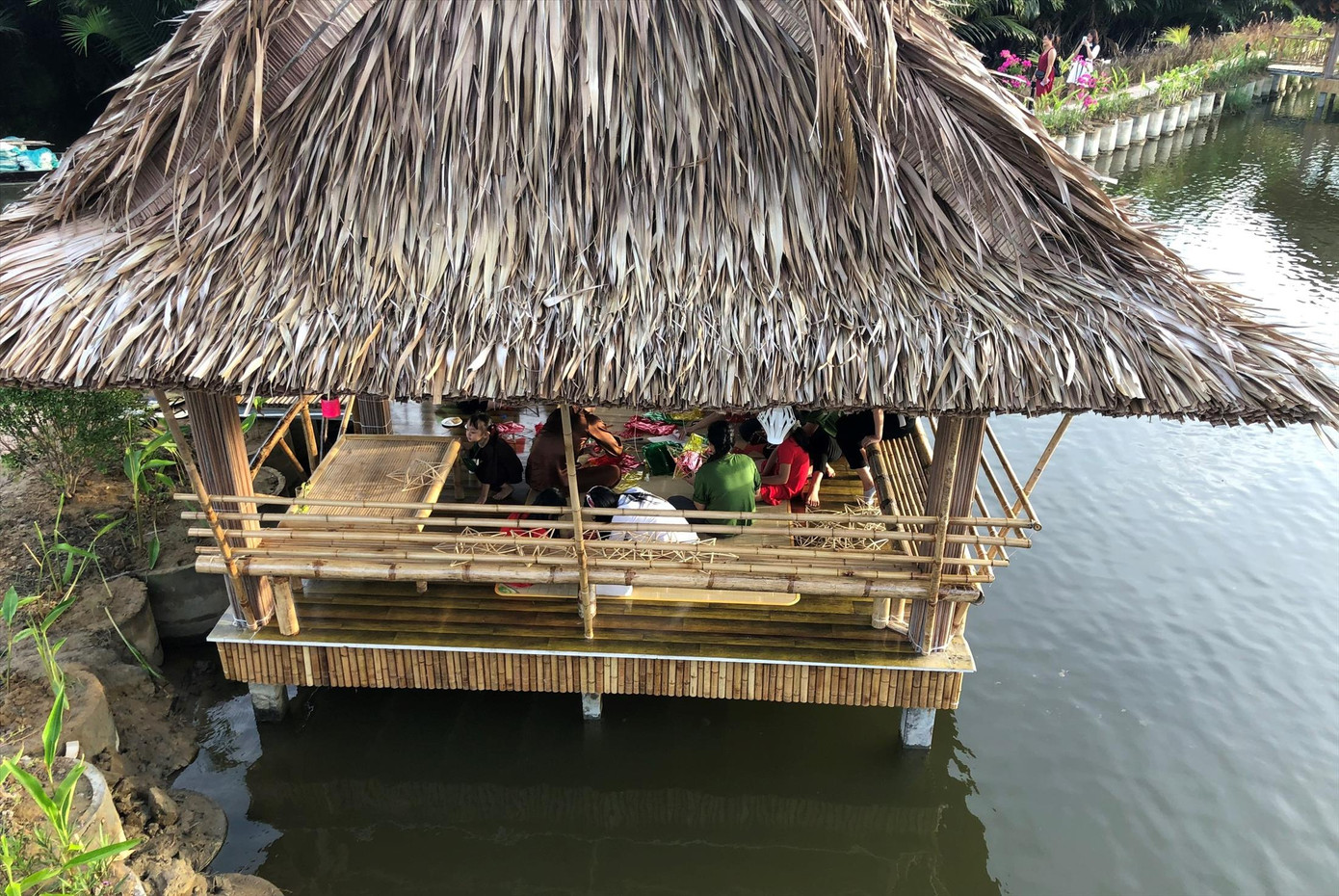 Ngôi nhà bằng tre, dừa mùa hè mát, mùa đông ấm áp. Ảnh: T.H