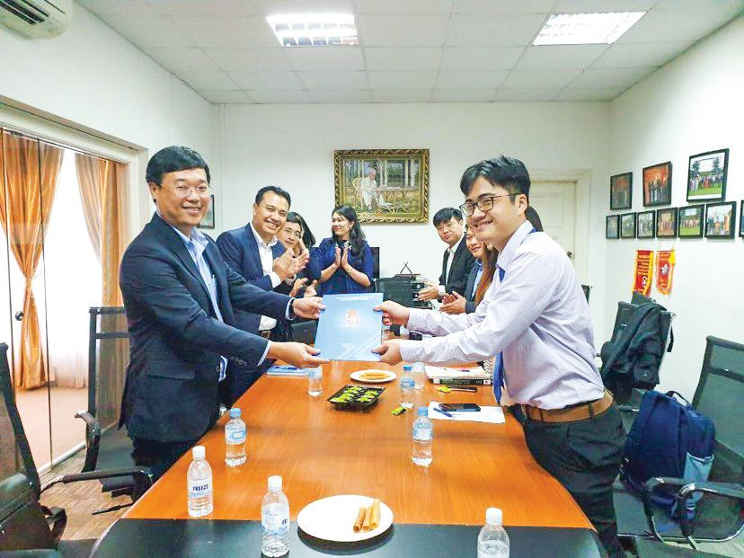 Ông Lê Quốc Phong, nguyên Bí thư thứ nhất T.Ư Đoàn, Chủ tịch T.Ư Hội Sinh viên Việt Nam, nay là Bí thư Tỉnh ủy Đồng Tháp trao quyết định thành lập Hội SVVN tại Singapore Ông Lê Quốc Phong, nguyên Bí thư thứ nhất T.Ư Đoàn, Chủ tịch T.Ư Hội Sinh viên Việt Nam, nay là Bí thư Tỉnh ủy Đồng Tháp trao quyết định thành lập Hội SVVN tại Singapore