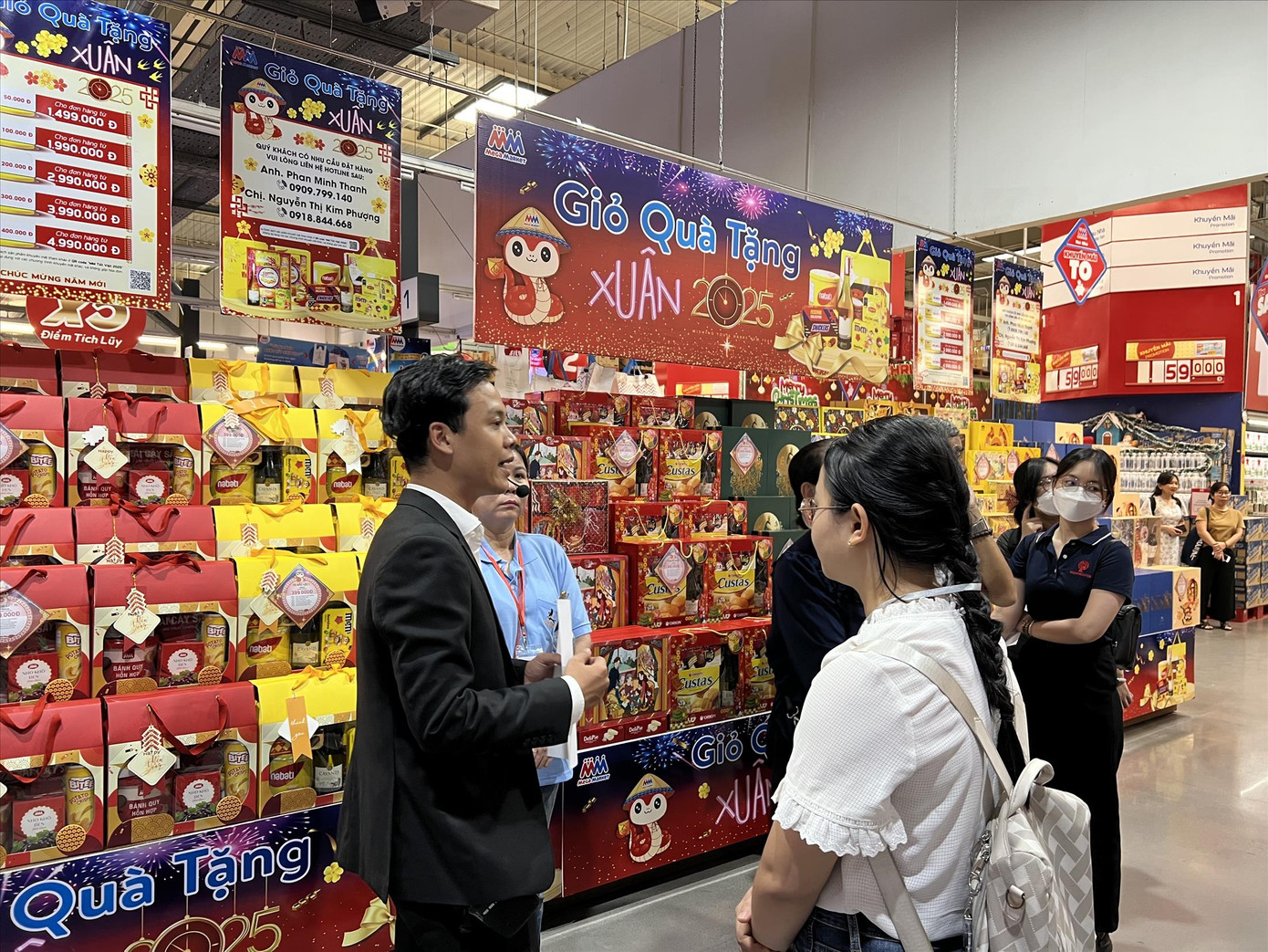 Người tiêu dùng được mời đến tham quan, mua sắm Tết tại siêu thị MM Mega Market Bình Phú (quận 6, TPHCM). Ảnh: U.P