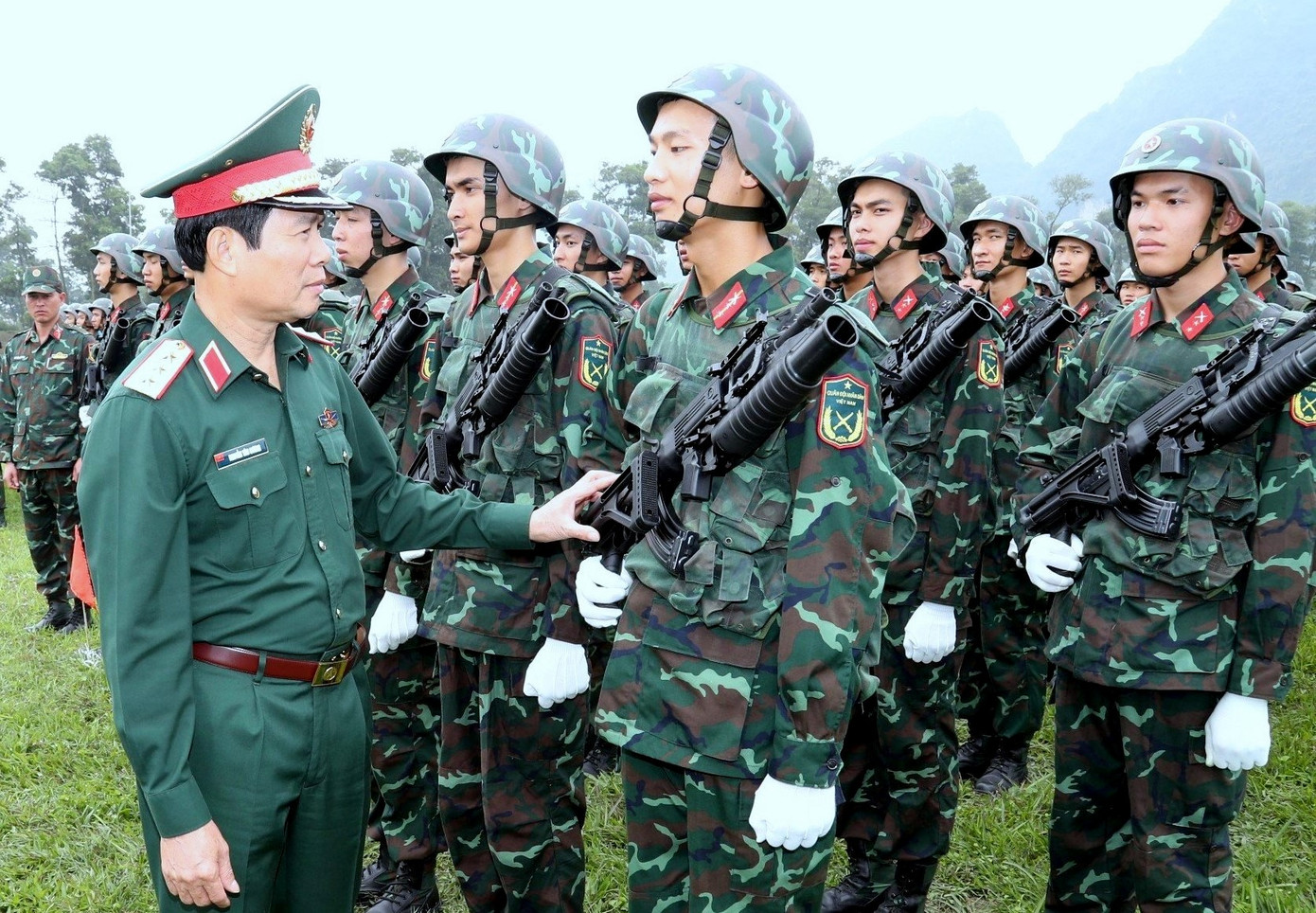 Đại tướng Nguyễn Tân Cương - Tổng Tham mưu trưởng QĐND Việt Nam kiểm tra công tác huấn luyện của bộ đội.
