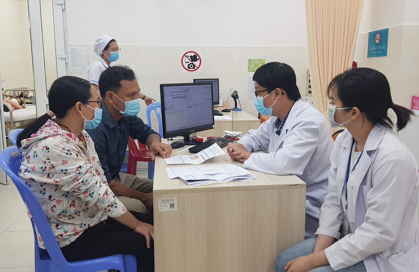 Ngành y tế khuyến cáo cộng đồng tuân thủ quy định 2K và tiêm vắc xin để ngừa COVID-19. Ảnh: Vân Sơn Ngành y tế khuyến cáo cộng đồng tuân thủ quy định 2K và tiêm vắc xin để ngừa COVID-19. Ảnh: Vân Sơn