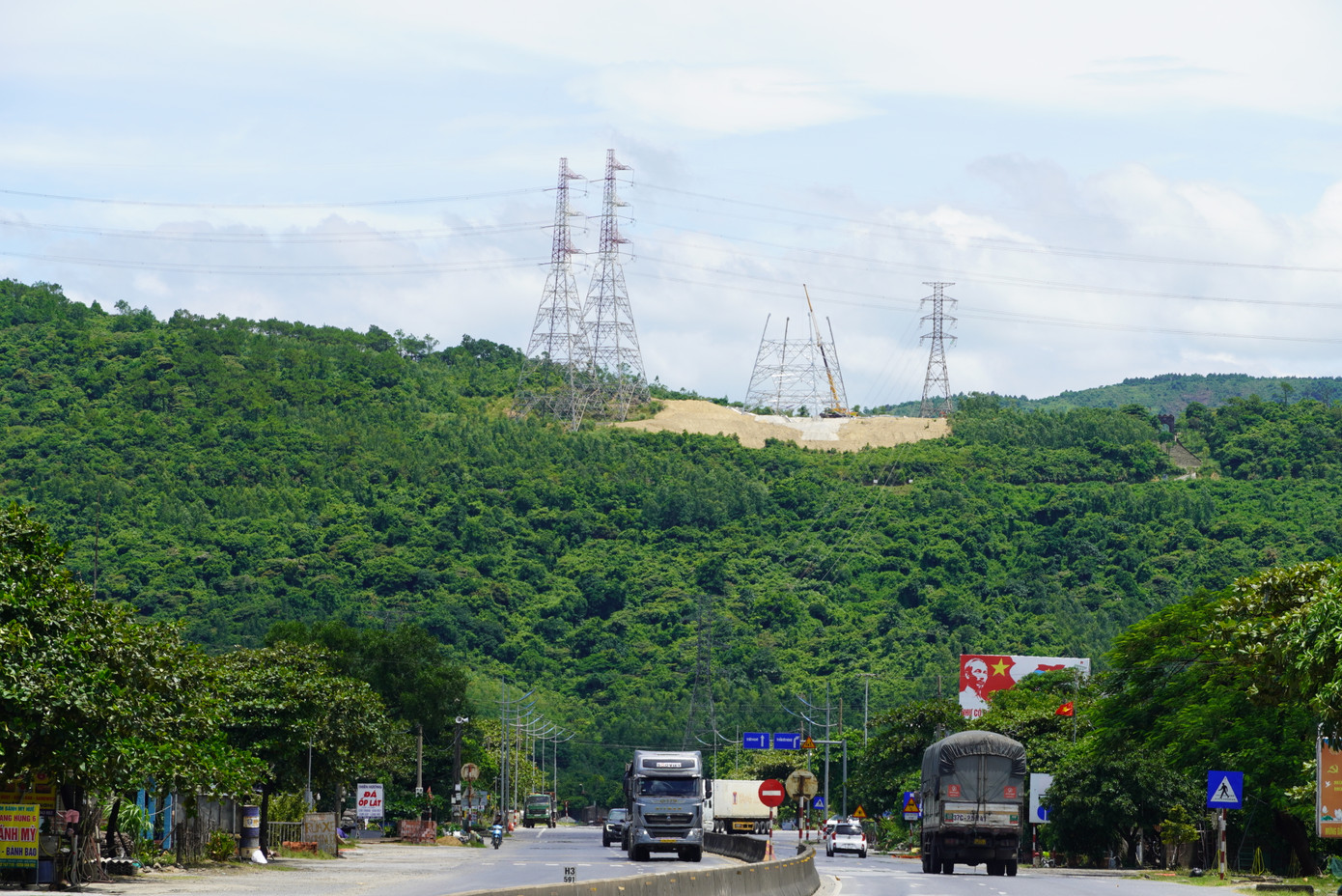 Trụ điện số 9 bị kẹp giữa 2 đường dây 500kV và 220kV khiến việc thi công thêm bội phần khó khăn và nguy hiểm