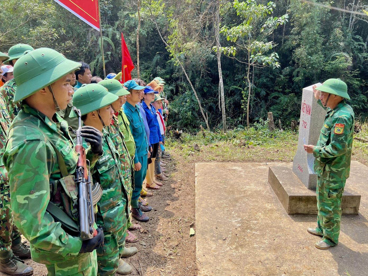 Thượng tá Quách Thiện Dư kể chuyện lịch sử hình thành, xây dựng, bảo vệ từng cột mốc cho người dân nghe. Ảnh: Nguyễn Thành