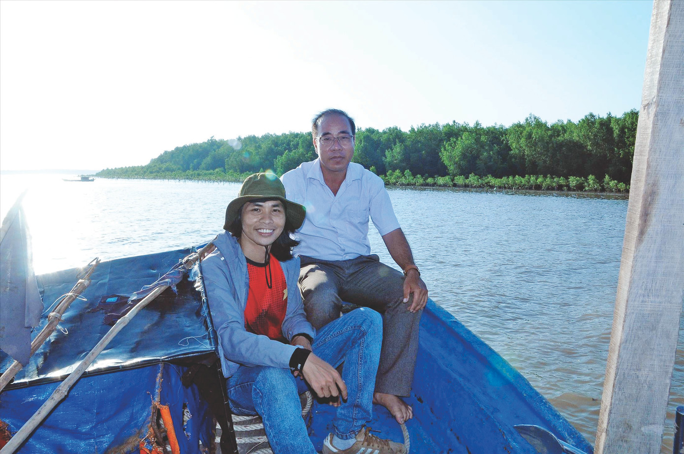 PV Tiền Phong cùng Chủ tịch UBND xã Long Hòa (phải) khảo sát rừng ngập mặn phía Bắc cửa Cung Hầu