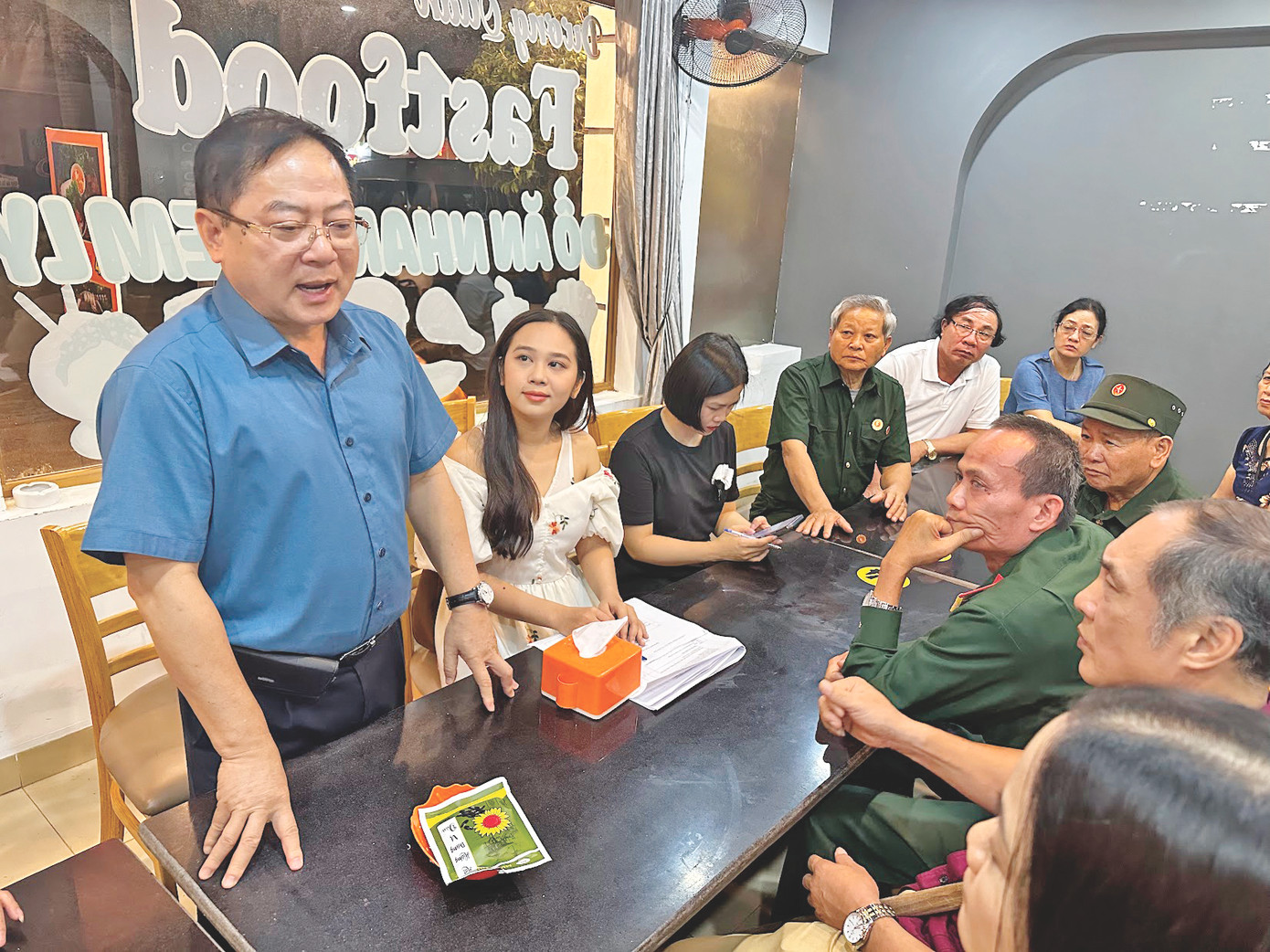 Tổng Biên tập Lê Xuân Sơn (mặc áo xanh nước biển) hội ý với các bác thương binh, nhóm thực hiện đêm giao lưu nghệ thuật