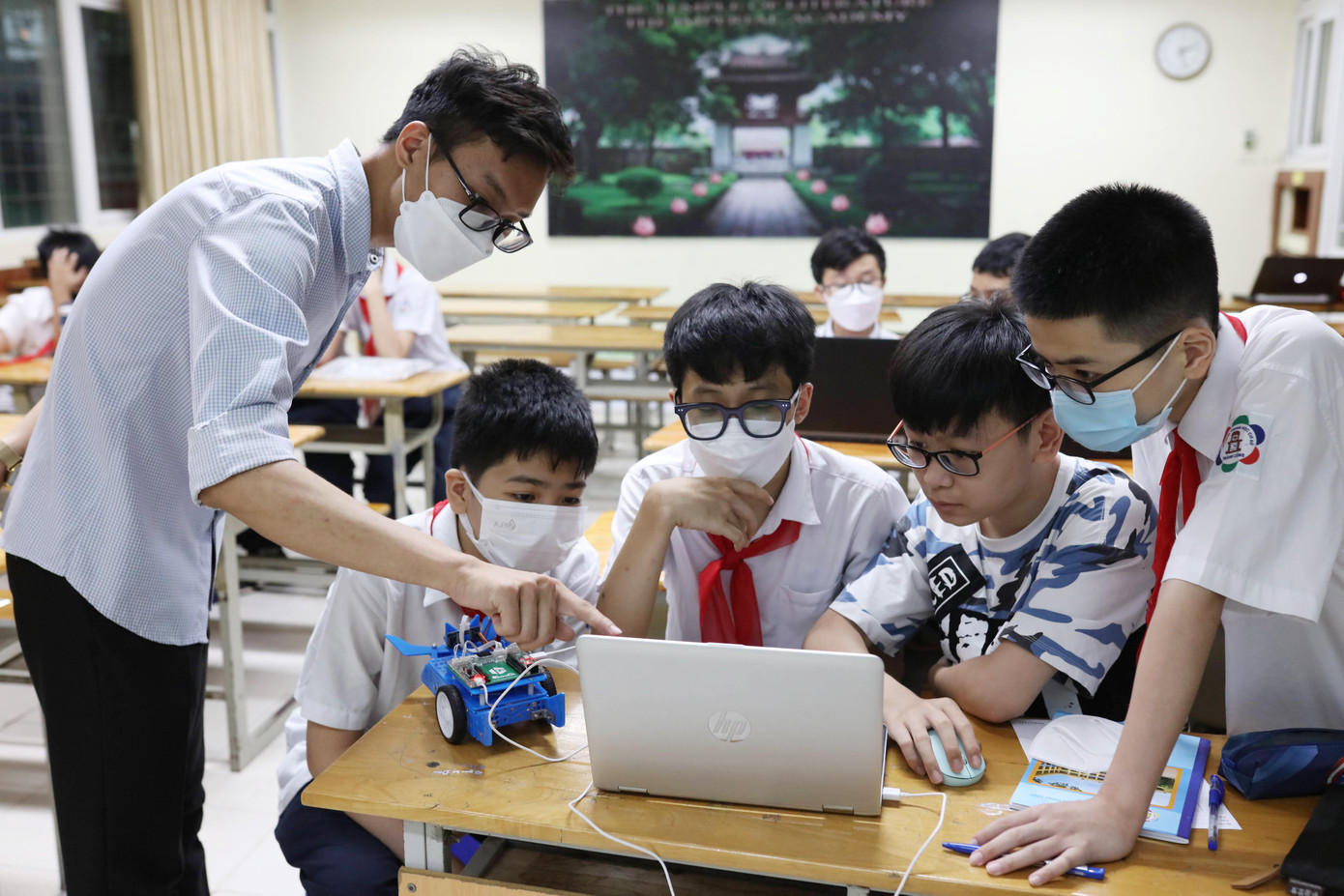 Hà Nội “cấm” các trường ép học sinh mua đồng phục mới đầu năm học. Ảnh: Như Ý