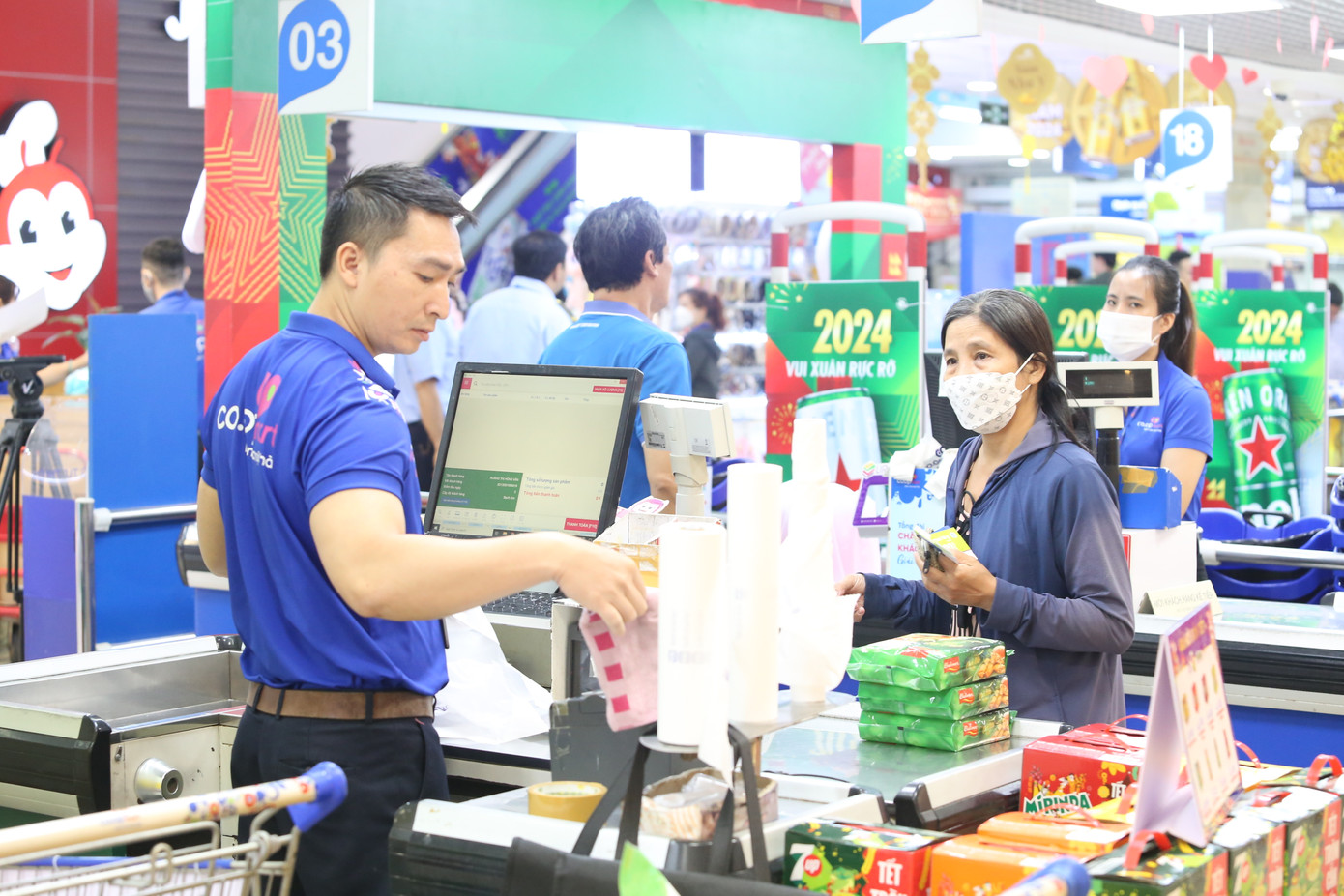 Hàng hóa Tết được các nhà cung ứng chuẩn bị dồi dào Ảnh: Ngô Tùng